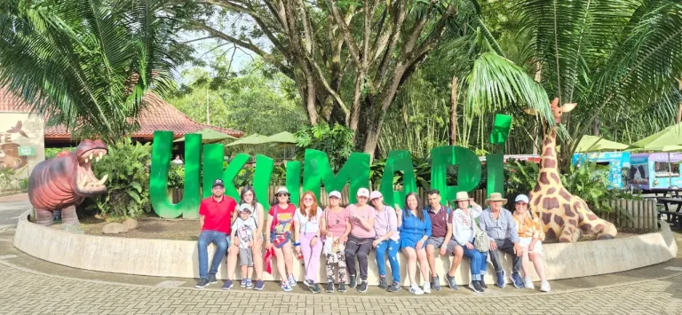 Grupo de Dominick Travel en la entrada del Bioparque Ukumarí