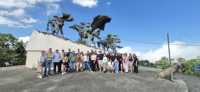 Grupo en el Monumento a los Colonizadores de Manizales