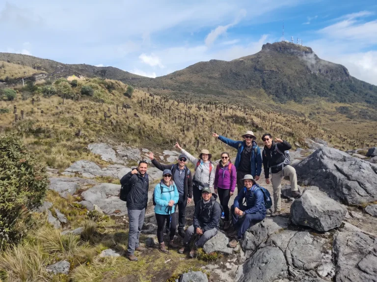 Grupo de viajeros en el páramo del Parque Nacional Natural Los Nevados